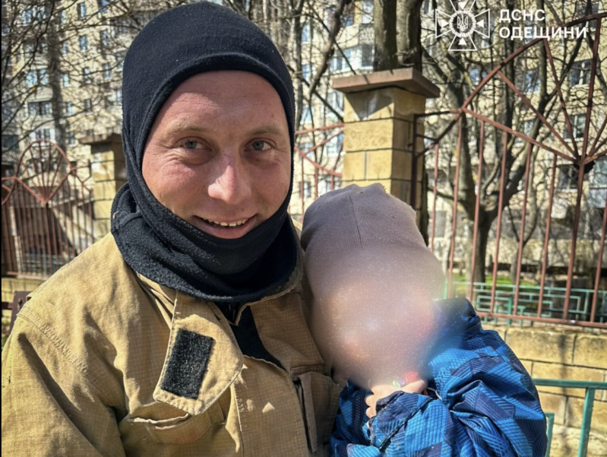 У відкритий люк в Одесі впала дворічна дитина — фото