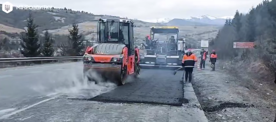 Ремонт трас до Одеси триває без перерв — ВІДЕО