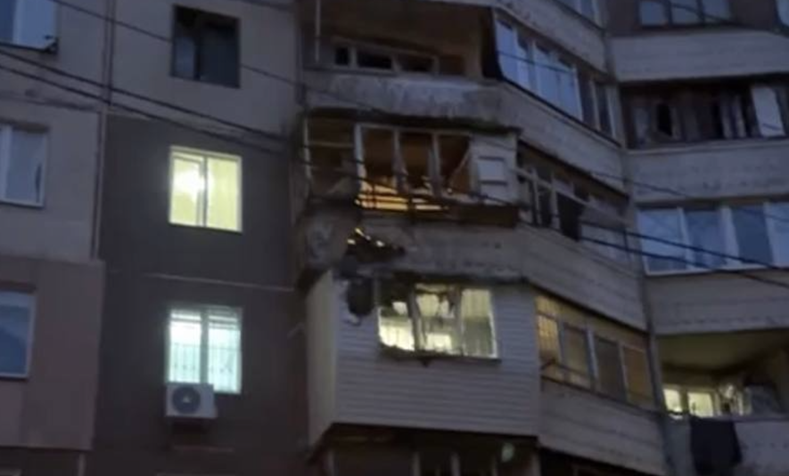 Дрон поцілив у багатоповерхівку у спальному районі Одеси — стався вибух, ФОТО