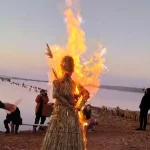 На Куяльницькому лимані одесити відзначили прихід весни, спаливши опудало Зими й прибравши узбережжя