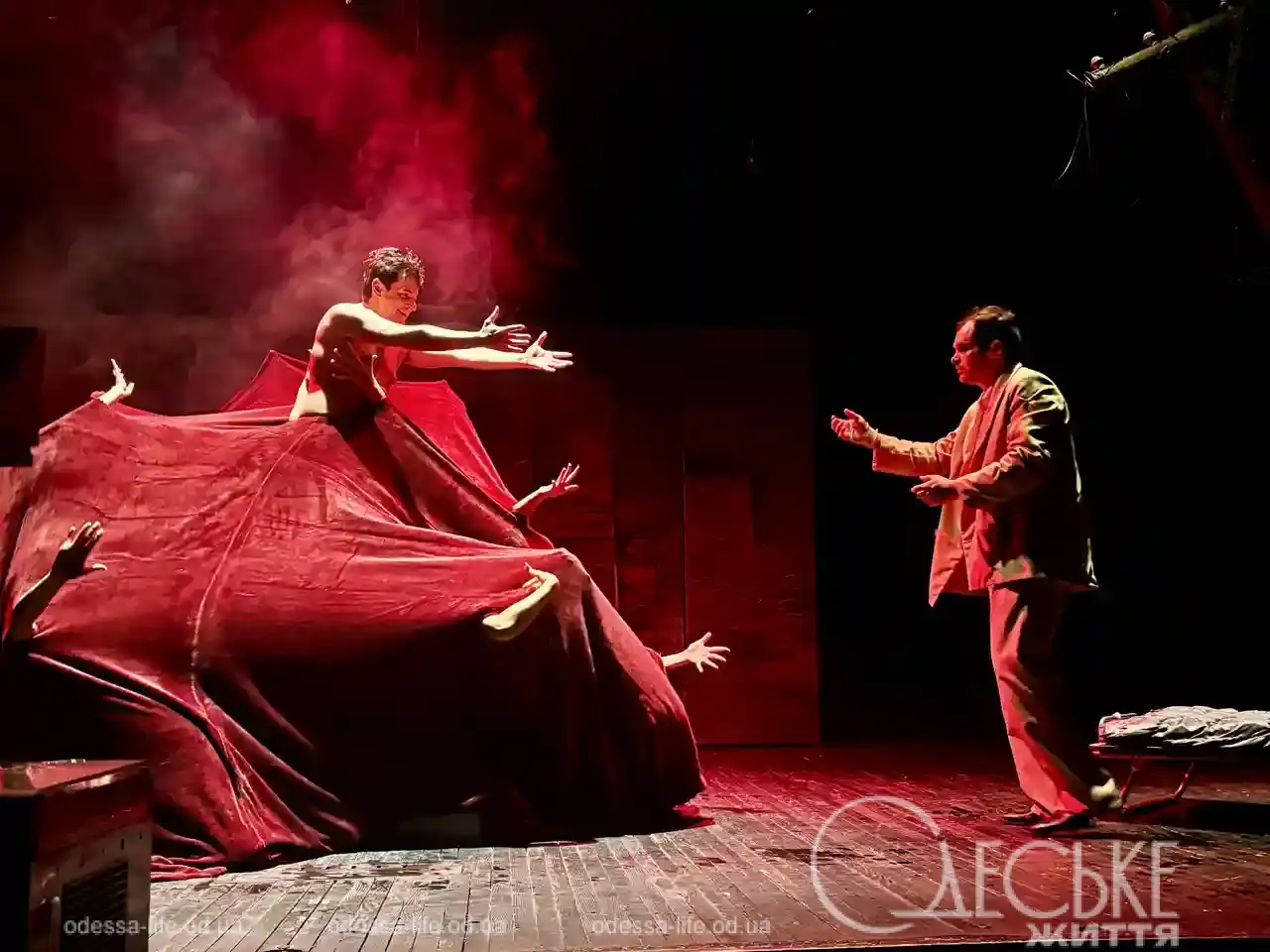 В центрі Одеси в Театрі ляльок поставили експериментальну виставу для дорослих «Носороги»