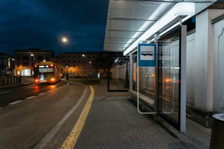 В Одеській області ввечері російський дрон влучив у зупинку громадського транспорту — постраждало двоє людей