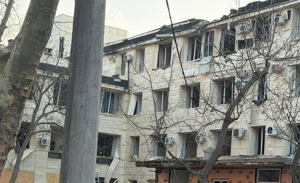Після атаки в Одесі пошкоджено дах пологового будинку — подробиці