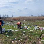 Біля Дунаю знову ліквідовують стихійне сміттєзвалище: кілійські комунальники за день встигли прибрати лише половину