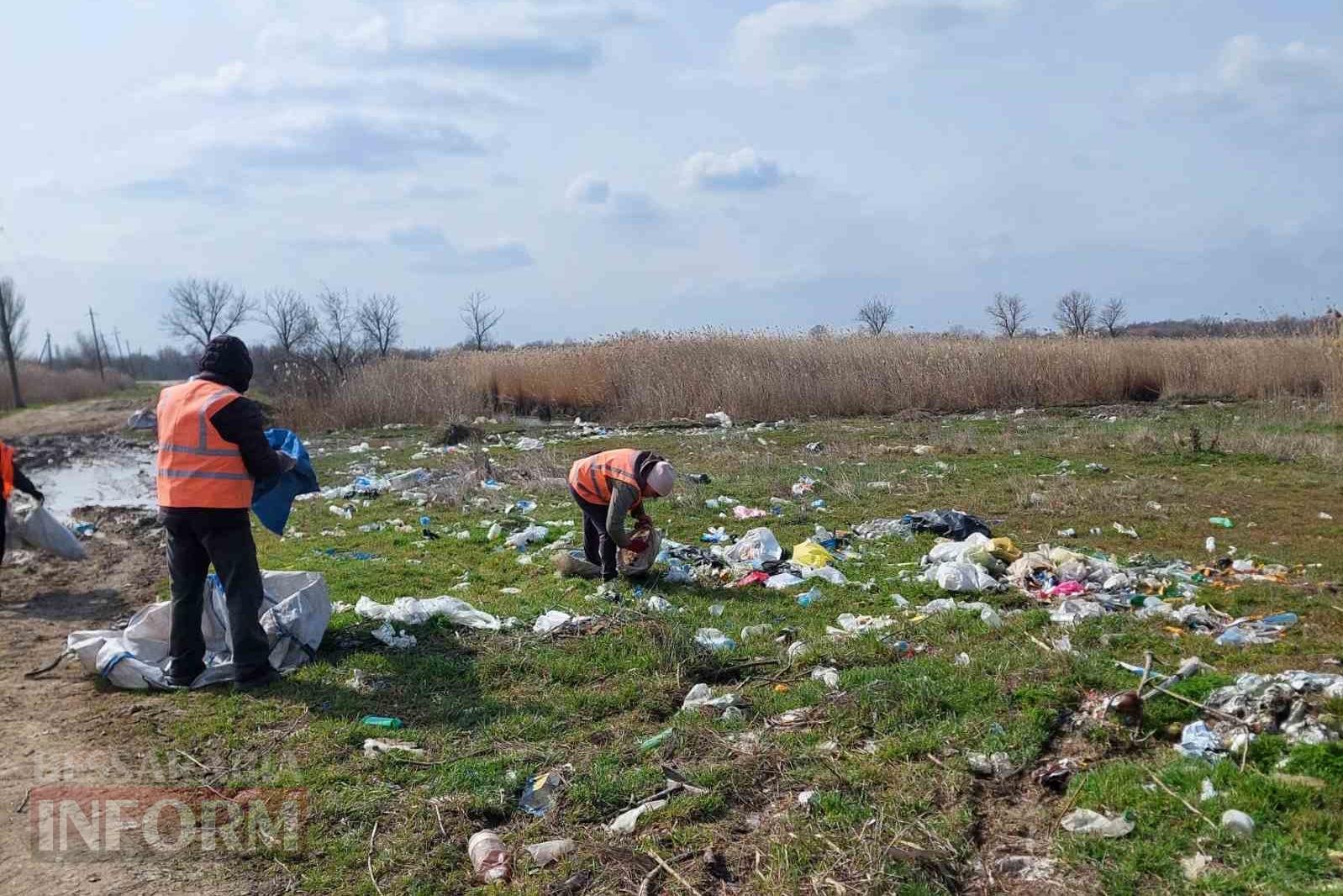 Біля Дунаю знову ліквідовують стихійне сміттєзвалище: кілійські комунальники за день встигли прибрати лише половину