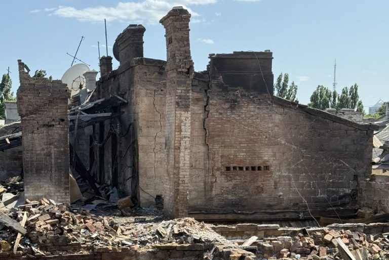 В Одесі жителі самостійно відбудовують історичні будинки, пошкоджені під час обстрілів