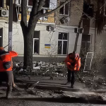 В Одесі внаслідок атаки РФ загорілися балкон житлового будинку та автомобіль