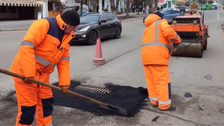 Рух в Одесі паралізовано: низка вулиць стоїть у заторах