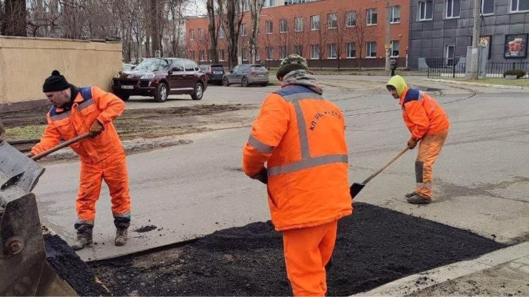 Дорожні роботи в Одесі паралізують рух — у місті утворилися затори