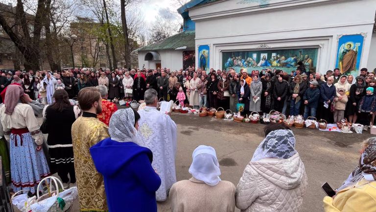 В Одесі на Великдень жителі вишикувалися у довгі черги біля храмів