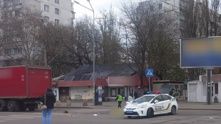 Трагічна ДТП в Одесі: вантажівка смертельно збила жінку на проїжджій частині