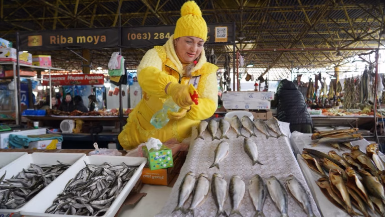 Запаси дунайки тануть: які нині ціни на оселедець в Одесі