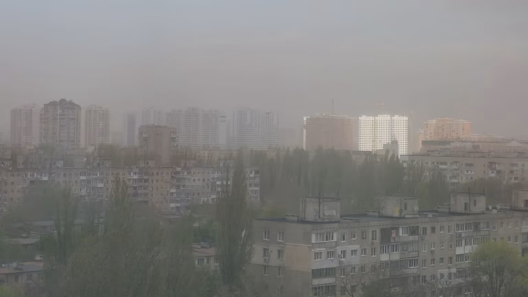 Потужна пилова буря в Одесі — кадри з охоплених вулиць