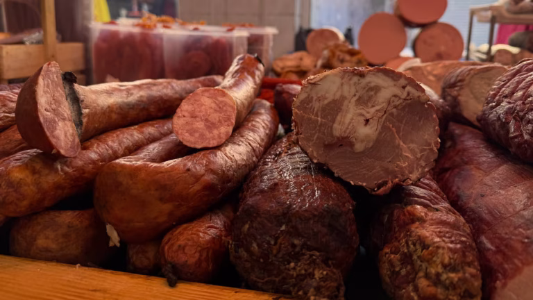 В Одесі подорожчали м’ясо й ковбасні вироби — свіжий огляд цін на ринку