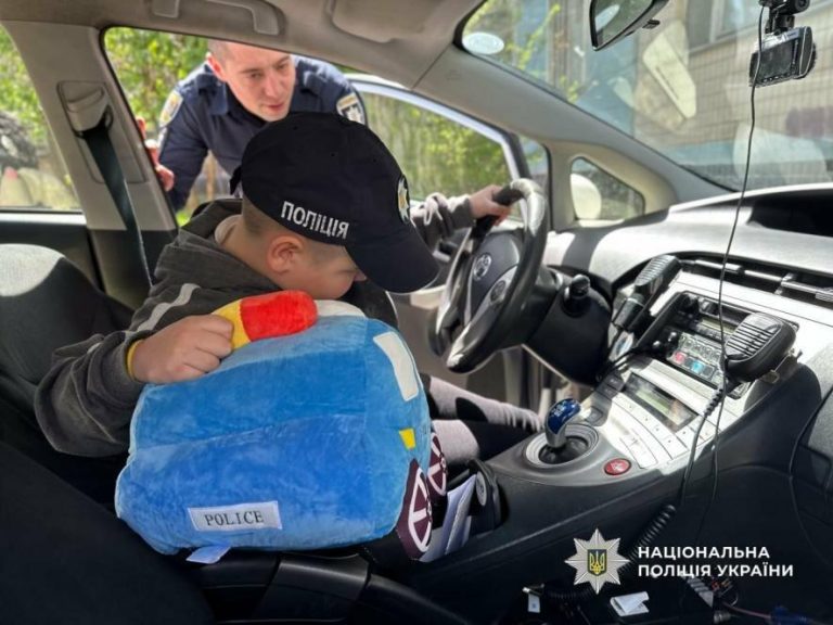 Поліція Одеси взяла під опіку 9-річного Семена, що внаслідок ворожої атаки залишився без матері та дому