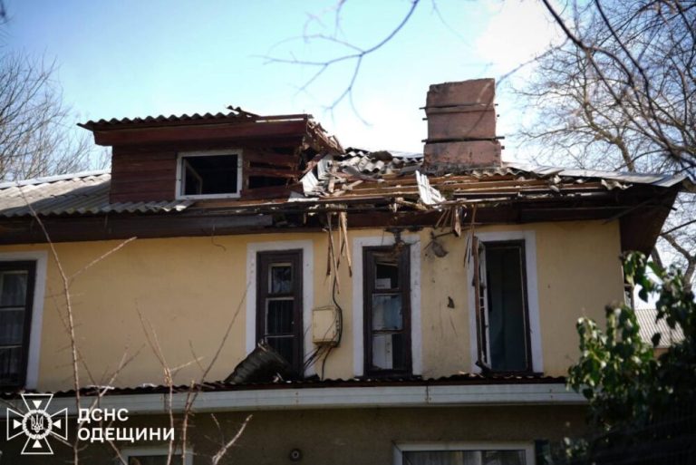 Чорноморськ зазнав руйнувань після ранкової атаки ворожих «шахедів»
