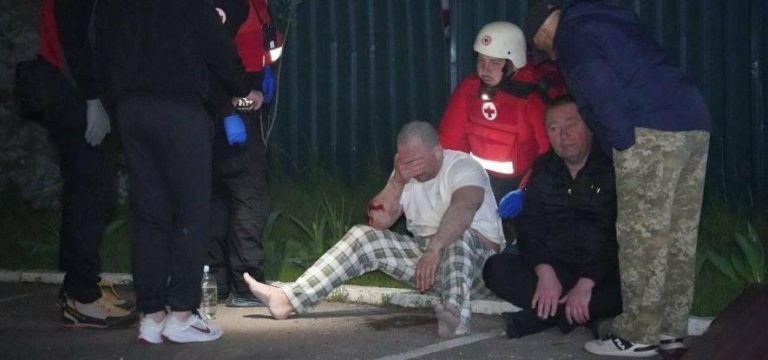 В Одесі після атаки волонтери витягли з-під завалів дворічну дитину