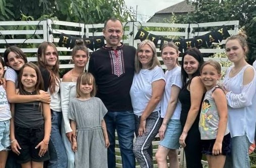 У Вилковому подружжя прийняло до родини сімох дітей, які вважають опікунів рідними батьками