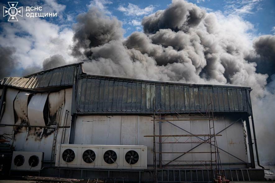 Масштабне загоряння складів на Київському шосе під Одесою — фото з місця події