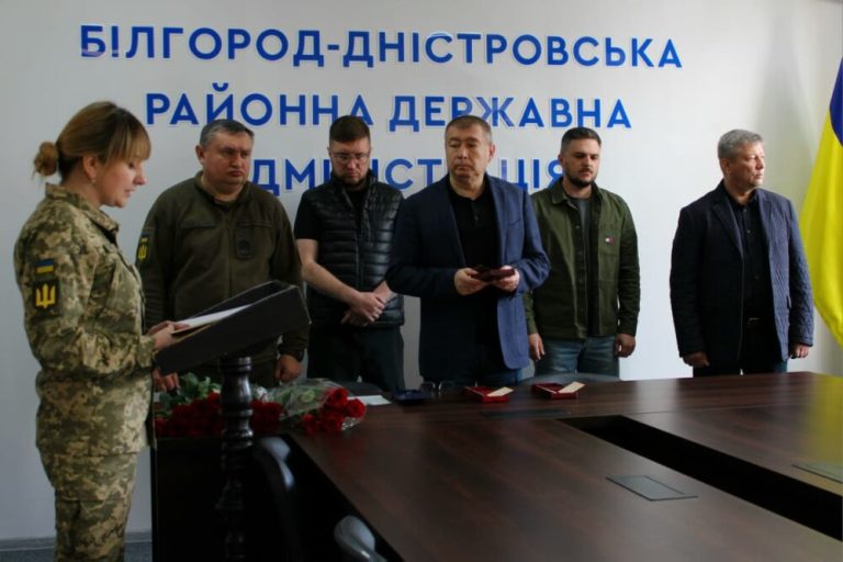Сім’ям загиблих героїв Білгород-Дністровщини вручили державні відзнаки