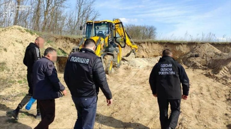 В Одеській області припинили незаконний видобуток піску, підозри оголошено восьми особам