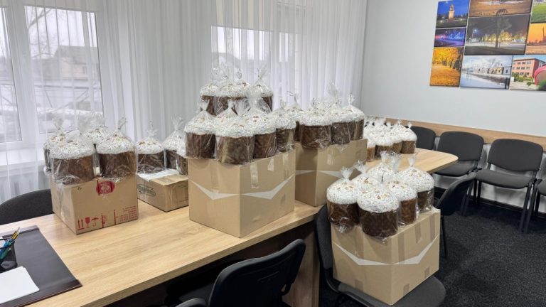 Кілійська громада разом із Фондом Добра та Любові відправила на передову частинку святкового настрою