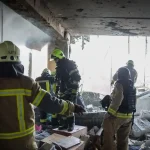 Після атаки на дев’ятиповерхівку в Одесі: розбиті квартири та робота рятувальників — відео, фото