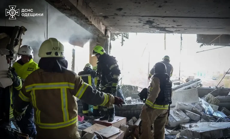 Після атаки на дев’ятиповерхівку в Одесі: розбиті квартири та робота рятувальників — відео, фото
