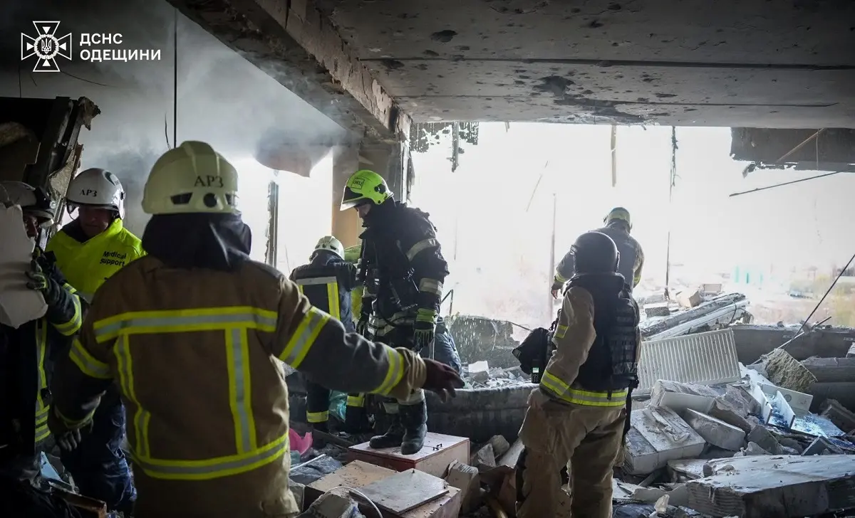Після атаки на дев’ятиповерхівку в Одесі: розбиті квартири та робота рятувальників — відео, фото