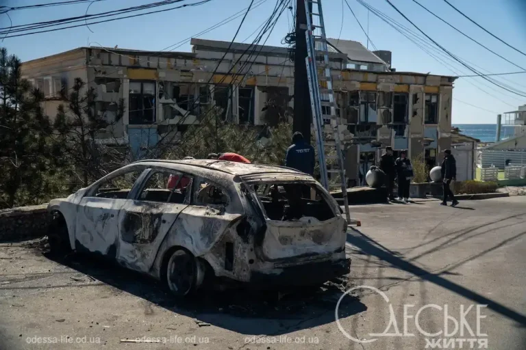 Уламки й розбите скло в історичному центрі Одеси: фоторепортаж після атаки