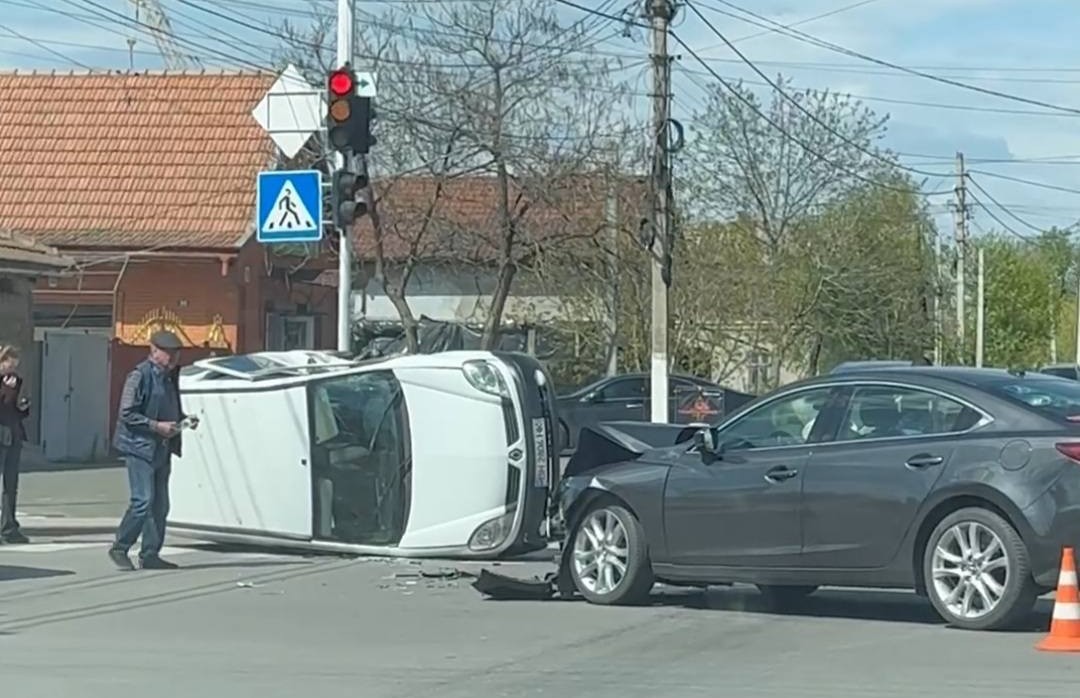 В Ізмаїлі через проїзд на червоний сигнал автомобіль перекинувся — троє госпіталізовані