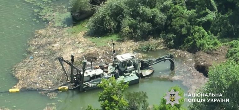 Мер і підприємці заробляли на підробках: як на річці в Одещині організували незаконний бізнес — ФОТО