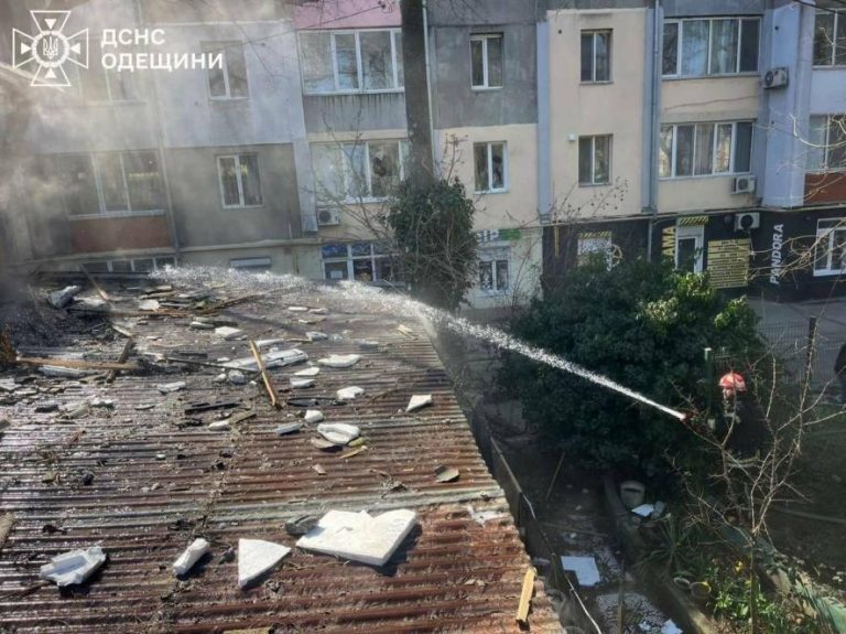 Денний обстріл Одещини: у Чорноморську вибиті вікна й загорілася пожежа — ФОТО