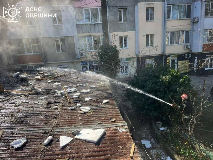 Денний обстріл Одещини: у Чорноморську вибиті вікна й загорілася пожежа — ФОТО