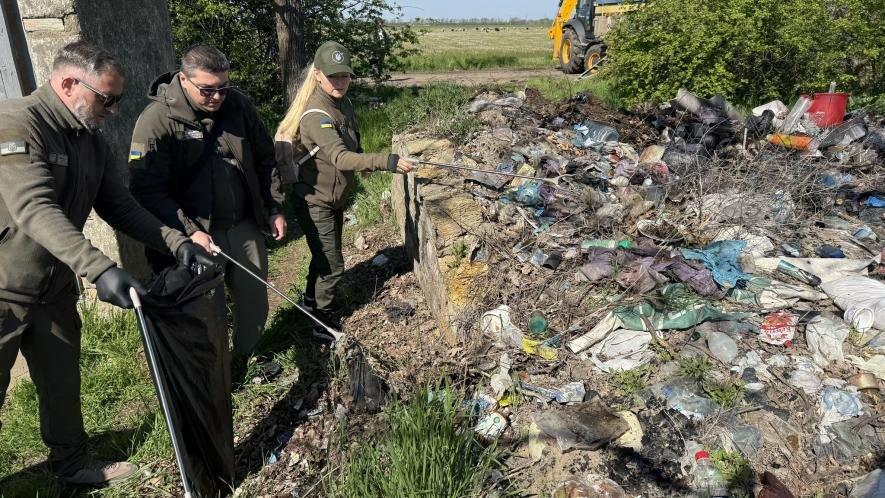 За один день на Одещині ліквідували сміттєзвалище: як рятують довкілля — ФОТО