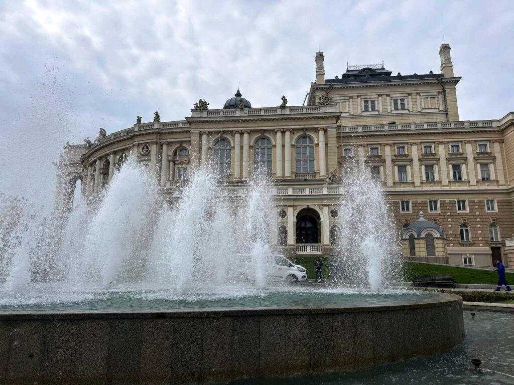 В Одесі знову працює улюблений фонтан — розпочався сезон