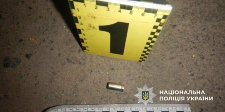 В Одеській області чоловік відкрив вогонь поруч із дітьми та побив знайомого — що відомо