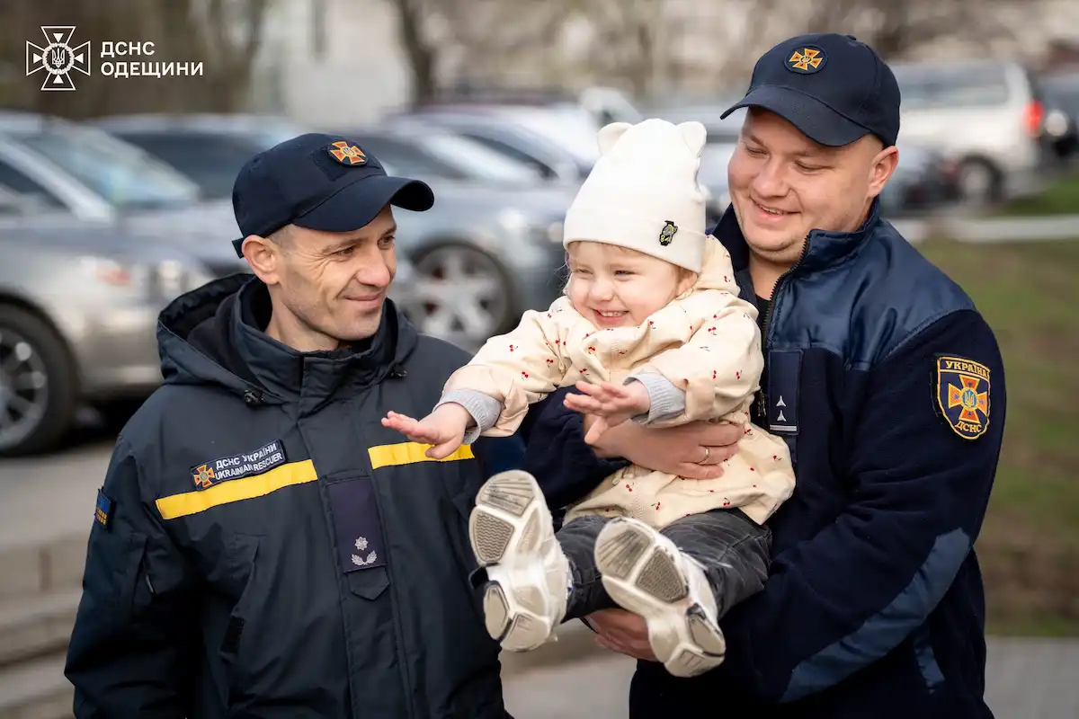 Одеські рятувальники навідалися до маленької Кароліни, врятованої з-під завалів