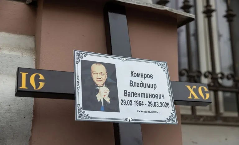 Одеса проводжає легенду «Масок» Володимира Комарова в День сміху — оплески під час прощання (фото)
