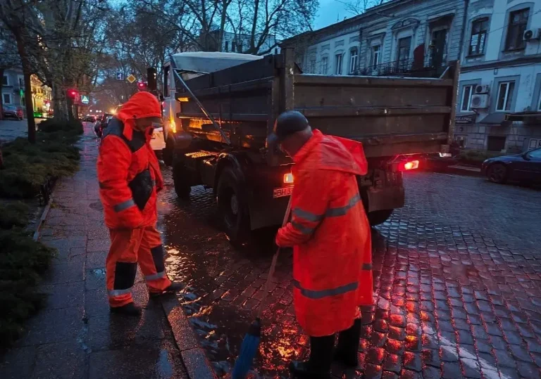 В Одесі розчищують зливові стоки та просять мешканців бути обережними