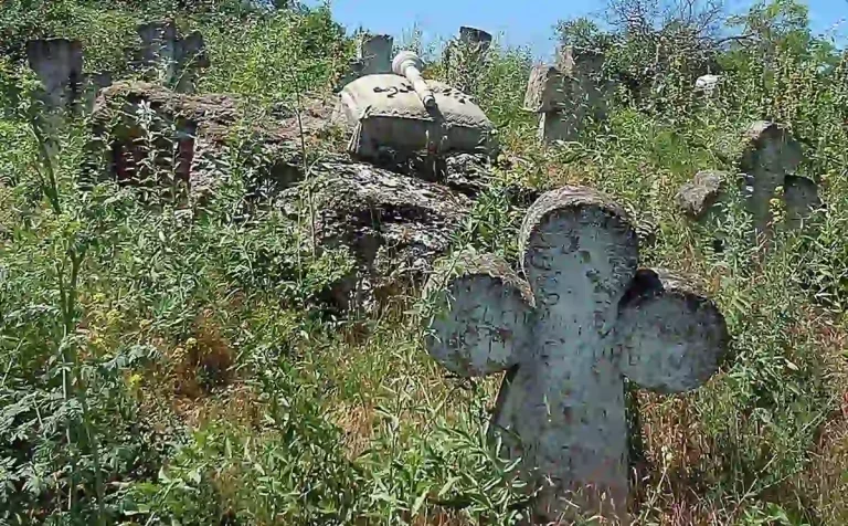 Історія тоне: на Одещині зникають козацькі кладовища з кам’яними хрестами