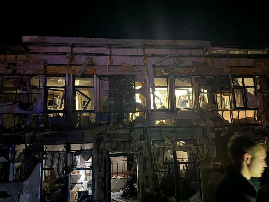 Жорстокий обстріл Одеси: поранені діти, розбиті будинки і зруйнований готель — фото