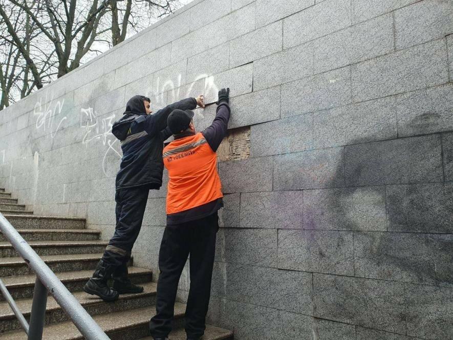 Підземні переходи Одеси у занепаді: розбиті лампи, зірвана плитка та графіті — ФОТО