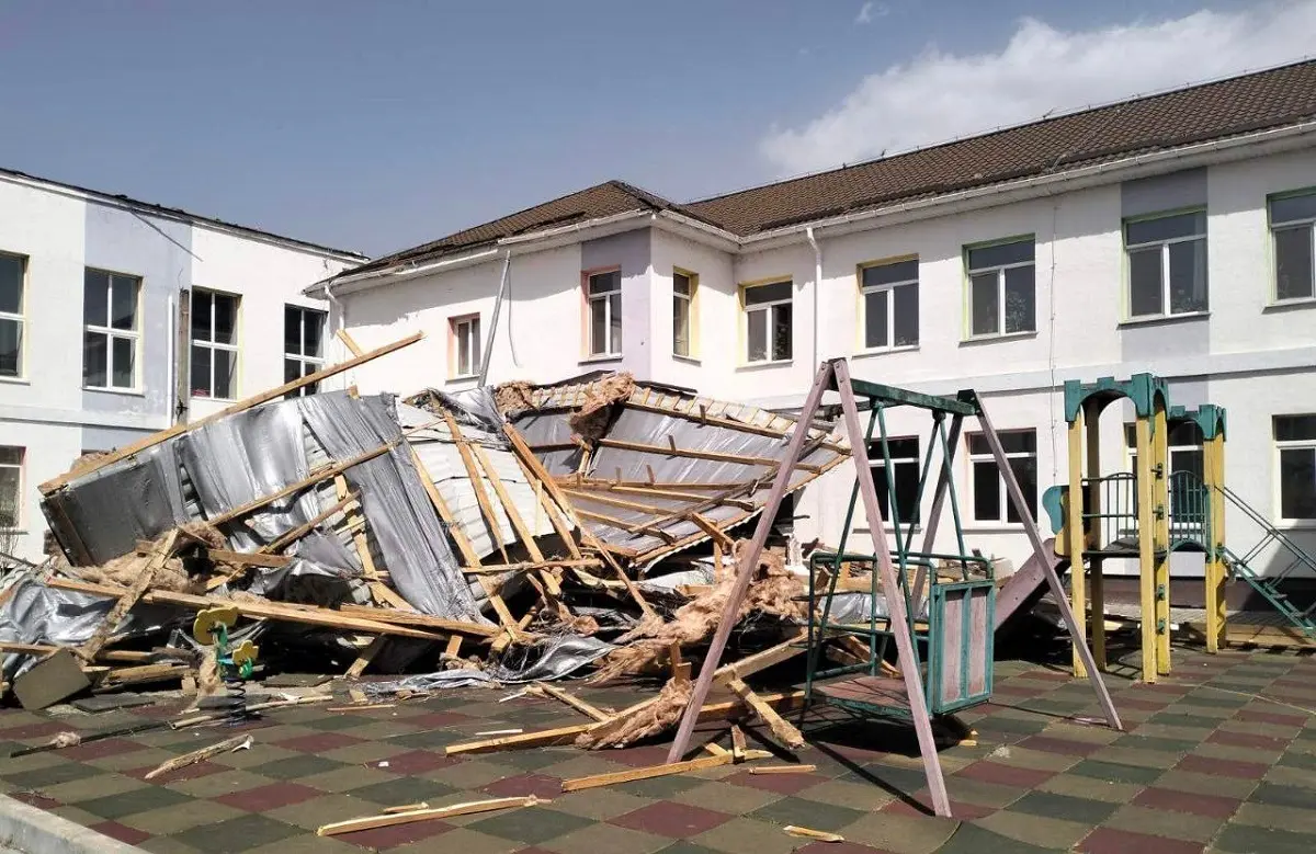 Стихія в Одеській області: в Одесі затримується транспорт, на околицях зірвало дахи (фото)