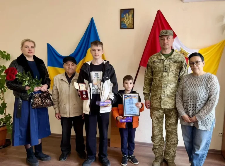 Вшанували подвиг: родині загиблого одеського прикордонника вручили орден «За мужність»