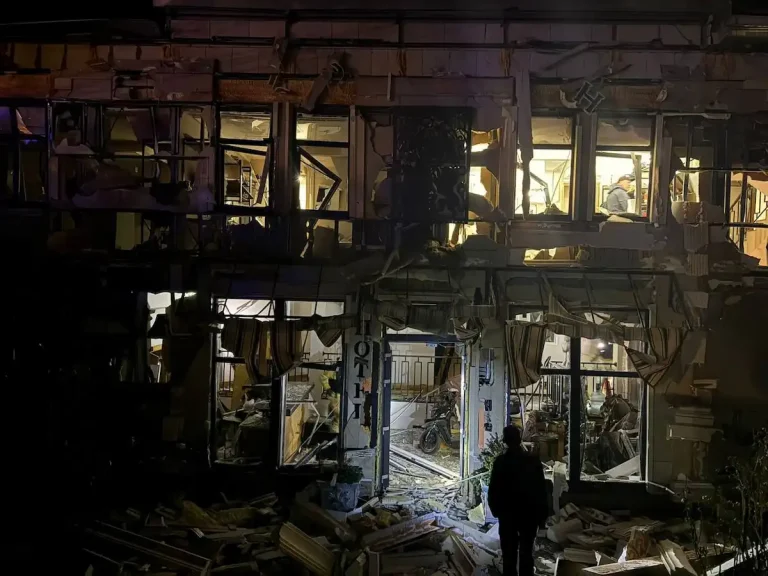 Одесу атакували дрони: пошкоджені житлові квартали, є постраждалі (фото руйнувань)