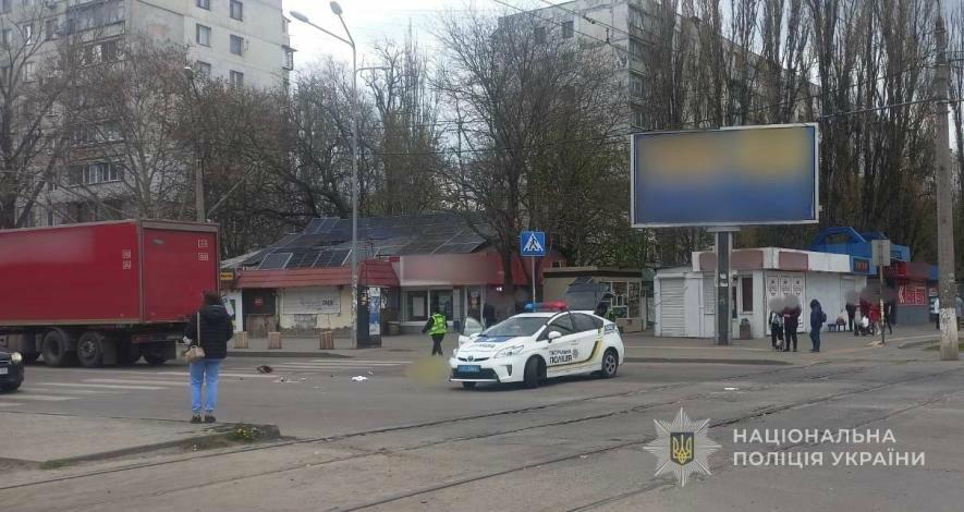 На Пересипі в Одесі фура насмерть збила жінку — фото