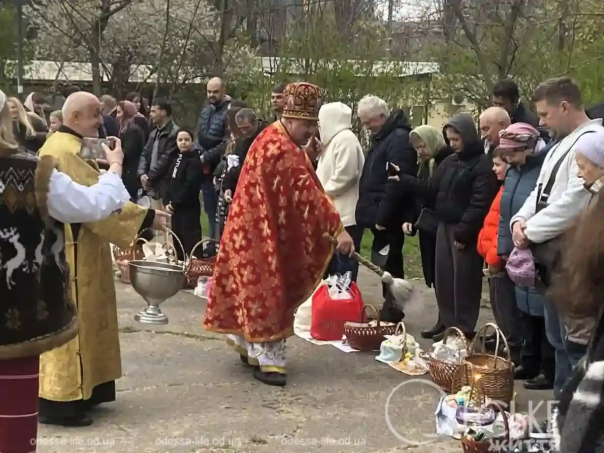 У гарнізонному храмі Одеси нічна великодня служба зібрала військових та мешканців