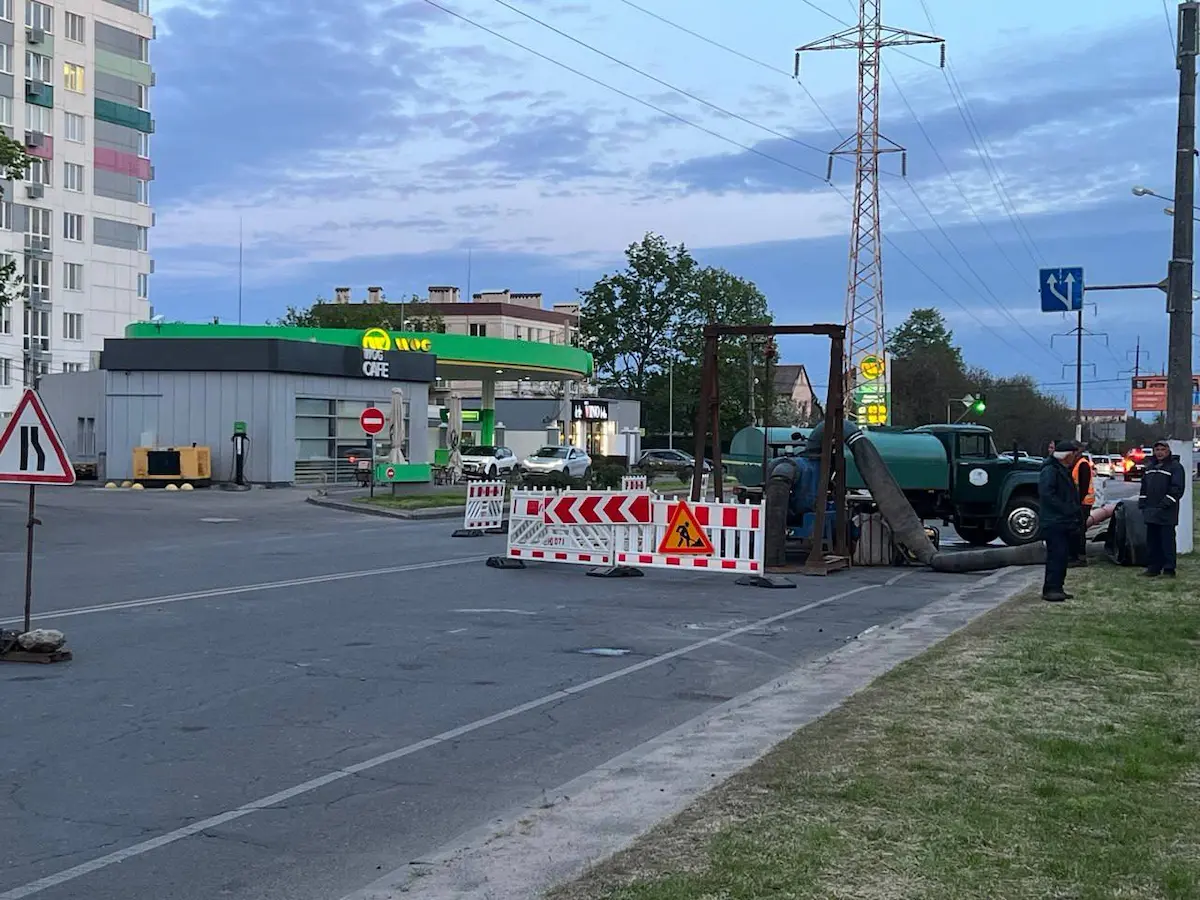 Через ремонт колектора в Одесі обмежили рух на частині дороги