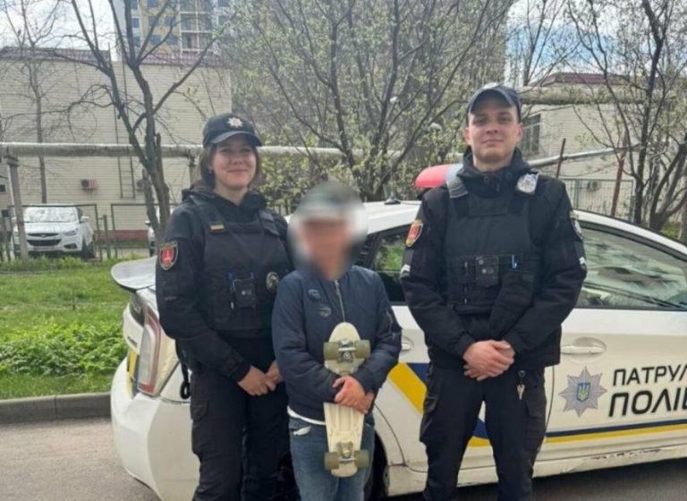 В Одесі поліцейські виявили зниклу на вулиці дитину і повернули її матері